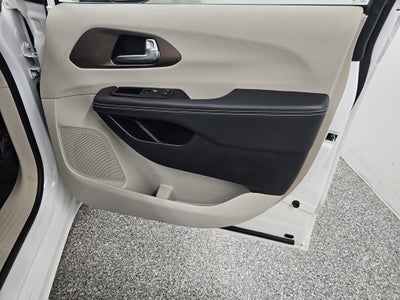 2024 Chrysler Voyager LX