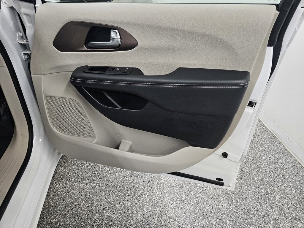 2024 Chrysler Voyager LX