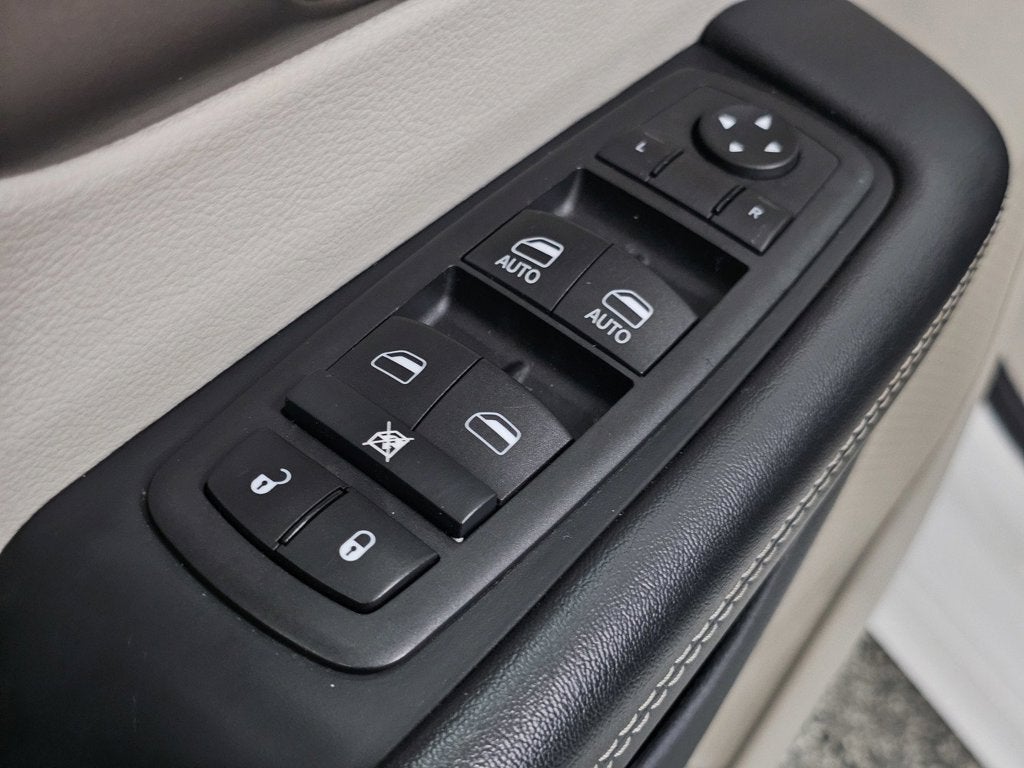 2024 Chrysler Voyager LX