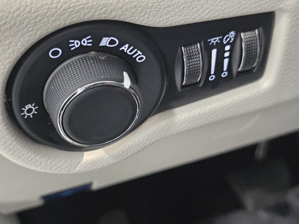 2024 Chrysler Voyager LX